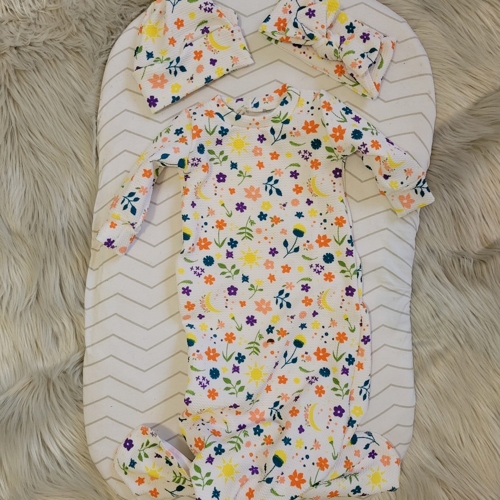 Knotted baby gown with matching hat and bow - Picture 1 of 4